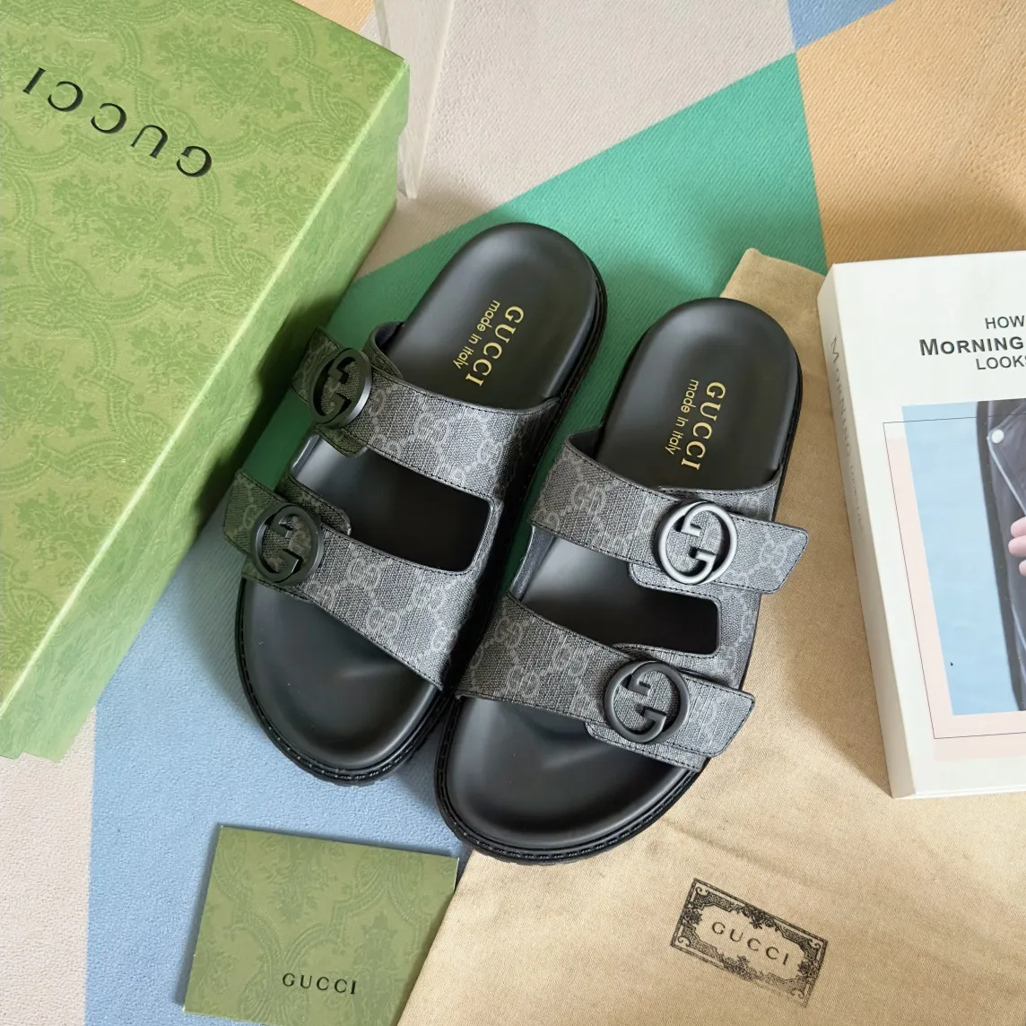 [G Home] Men's Men's Shoes💰: 300💰Size: 38-45 🆕2024Gucci Gucci Summer New Style Double G Presbyopia Flip-flops Cross Sandals Thick Sole Slippers Beach Shoes Original Purchase and Development Production G family's 2024 new summer dark horse items, fashion bloggers at home and abroad have put on the show, and it has become popular on social platforms at home and abroad. Fashionistas must pay for it, and they spend a lot of money to create ingenious craftsmanship and accurately restore every detail. Exquisite packaging at the delivery counter🛍📦 ▪️ Fabric: Original imported double G presbyopic leather ▪️ Lining: Original imported leather ▪️ Sole: Original open molded T men's shoes 💰U outsole ▪️ Bottom thickness: 3CM